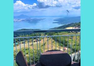 uma varanda com vista para o oceano em Need Place To Stay Wake Up to Breathtaking Taal Views from Your Window I Tagaytay Getaway em Kaybagal mais 36 fotografias