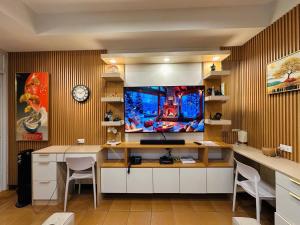 a room with a desk and a fish tank at Cozy 1br with Netflix in Makati CBD in Manila