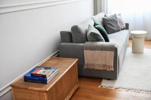 ein Wohnzimmer mit einer Couch und einem Couchtisch in der Unterkunft Elegant apartments located in the centre of Prague in Prag + 61 Fotos