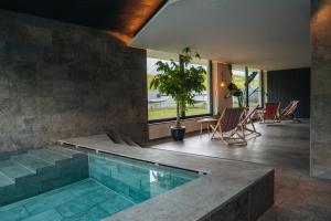 Swimmingpoolen hos eller tæt på Hotel Wochtla Buam Aktivhotel am Kronplatz mit Sauna