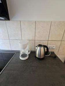 Příslušenství pro přípravu čaje a kávy v ubytování Monteurlodge Donaublick