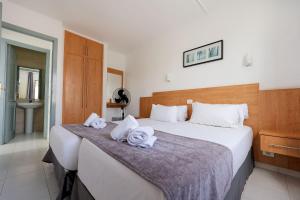 Una habitación de hotel con una cama con toallas. en Ura Roslara, en Puerto Rico de Gran Canaria 25 fotos más