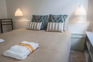 Ένα ή περισσότερα κρεβάτια σε δωμάτιο στο Charming Duplex with Mezzanine Bed in Chiado