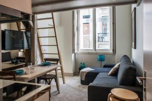 Χώρος καθιστικού στο Charming Duplex with Mezzanine Bed in Chiado