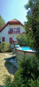 una casa con una piscina di fronte di Two bedroom apartment with swimming pool a Gyenesdiás