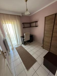 a living room with a desk and a chair at Nataliia Apartment in Perea