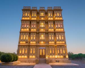Un edificio alto con luces. en Hotel Sky Residency With Swimming Pool, en Jaisalmer