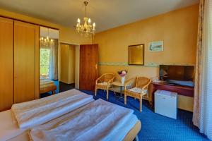 a hotel room with a bed and a desk at Hotel - Garni - Wolfshof in Traben-Trarbach