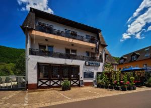 a building with a balcony on the side of it at Hotel - Garni - Wolfshof in Traben-Trarbach