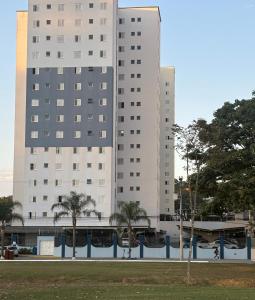 サン・ジョゼ・ドス・カンポスにあるApartamento em frente Shopping Colinasの公園内のヤシの木がある高い建物2棟 +22枚の写真