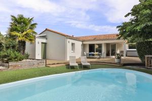 Swimmingpoolen hos eller tæt på Maison de vacance avec piscine proche de la mer