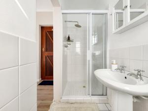 Et badeværelse på Tranquil Garden Cottage