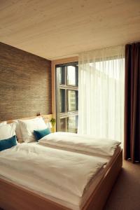 ガルヒング・バイ・ミュンヘンにあるソウルメイドの窓付きの客室の大型ベッド1台分です。