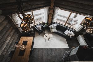 an overhead view of a living room with a couch and a table at Talvihovi 5 in Ruka