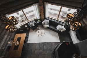 an overhead view of a living room with a couch and chairs at Talvihovi 5 in Ruka