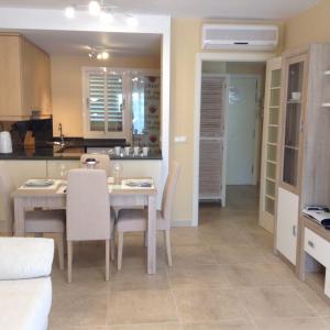 a kitchen and dining room with a table and chairs at Benidorm La Cala Sidney in Cala de Finestrat