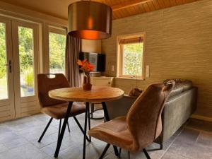 Χώρος καθιστικού στο 2-p Chalet met privacy en tuin nabij Leeuwarden