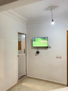 ein Flachbildfernseher an einer Wand in einem Raum in der Unterkunft Morocco,Tetouan,Martil in Martil