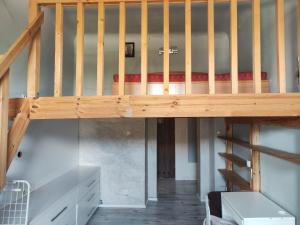 Μία ή περισσότερες κουκέτες σε δωμάτιο στο Apartament z antresolami w centrum