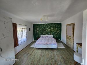 Postel nebo postele na pokoji v ubytování Casa bunicilor- liniștea prispei, răcoarea beciului și aerul poianei