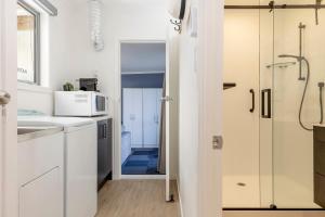 eine Küche mit Spüle und Mikrowelle in der Unterkunft Large Family Lakehouse in Mangakino