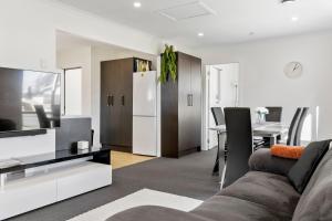 ein Wohnzimmer mit Sofa und Tisch in der Unterkunft Large Family Lakehouse in Mangakino