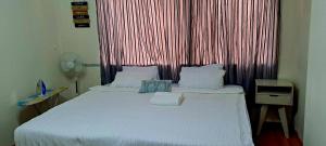 Un dormitorio con una gran cama blanca con ventana. en Linaste at Colosseum, en Johannesburgo