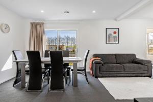 ein Wohnzimmer mit Tisch und Couch in der Unterkunft Large Family Lakehouse in Mangakino + 21 Fotos