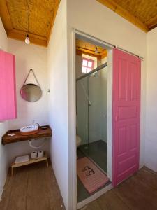 a shower with a pink door in a bathroom at Pousada Casa Matriz in Itabirito
