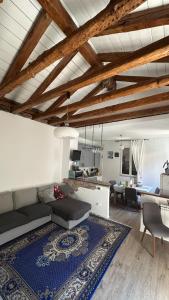 Casa indipendente con giardino privato e posto macchina gratuito في ترييستي: غرفة معيشة مع أريكة وسجادة