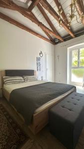 Casa indipendente con giardino privato e posto macchina gratuito في ترييستي: غرفة نوم بسرير كبير ونافذة