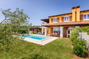 una imagen de una villa con piscina en Villa Rosalija, en Kirmenjak