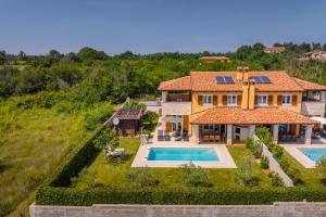 una vista aérea de una casa con piscina en Villa Rosalija, en Kirmenjak