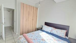 Postel nebo postele na pokoji v ubytování Urban Oasis + 12 fotografií