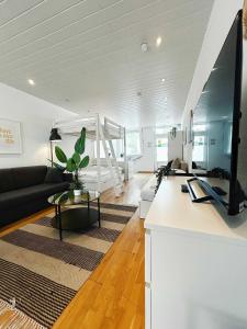 Μια τηλεόραση ή/και κέντρο ψυχαγωγίας στο Beautiful Studio Apartment in urban location