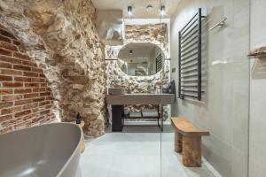 Ένα μπάνιο στο Nomadic Urban Premium Suites +101 φωτογραφίες