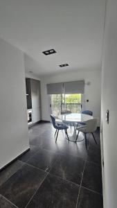 a living room with a table and chairs in it at Nova Suites , a estrenar con asador y cochera privada in Villa Mercedes +7 photos