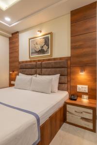 Giường trong phòng chung tại Hotel Highway King Jaipur +66 ảnh