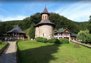 ein Gebäude mit einem Kreuz darüber in der Unterkunft Casa Cătălina in Silvaşu de Jos