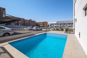 una piscina en medio de un edificio en Stylish apartment in Sandringham, en Johannesburgo