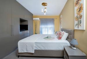 Un dormitorio con una cama con un sombrero encima. en Magical House, en Ialisos