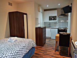 a small bedroom with a bed and a kitchen at 37chats studio in London +20 photos