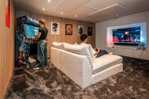 two men playing a video game in a living room at TwobeeTwobee2 in Wijchen