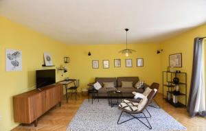 TV a/nebo společenská místnost v ubytování Apartman Marina - Makarska by Villas Guide