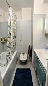 a bathroom with a tub and a sink and a toilet at Apt 2 pièces, 2 lits, à 15' Paris centre, 30' Disney in Vincennes