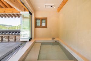 Ένα μπάνιο στο Luxury Hanok Sangseon Heritage Hanok +26 φωτογραφίες
