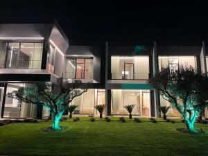 a building with trees in front of it at night at Kompleksi Endeta in Bathore