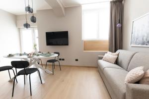 ein Wohnzimmer mit Sofa und Tisch in der Unterkunft Residenza Plana in Mailand