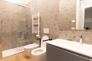 ein Badezimmer mit Toilette, Waschbecken und Dusche in der Unterkunft Residenza Plana in Mailand + 96 Fotos