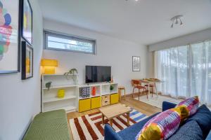 un salon avec un canapé bleu et une télévision dans l'établissement Garden & Central - Near United Nation - Geneva - CERN, à Ferney-Voltaire